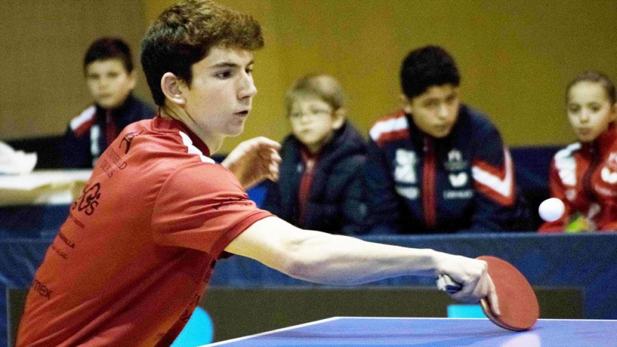 Francisco Ruiz devuelve una pelota durante un partido.-BURGOS TM