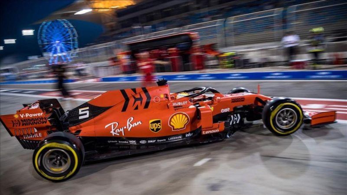 El Ferrari de Vettel, en un momento de la segunda sesión de entrenamientos.-ANDREJ ISAKOVIC (AFP)