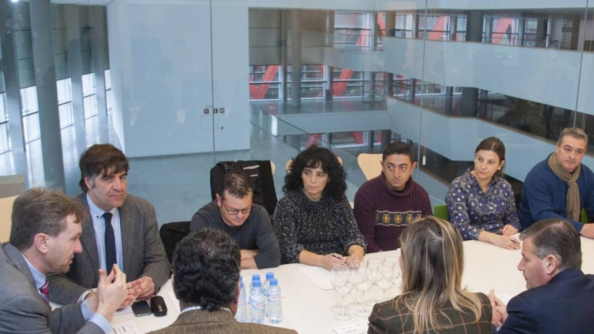 Miembros del grupo de trabajo que conformará la candidtaura de Burgos  qu e se reunió ayer.-SANTI OTERO