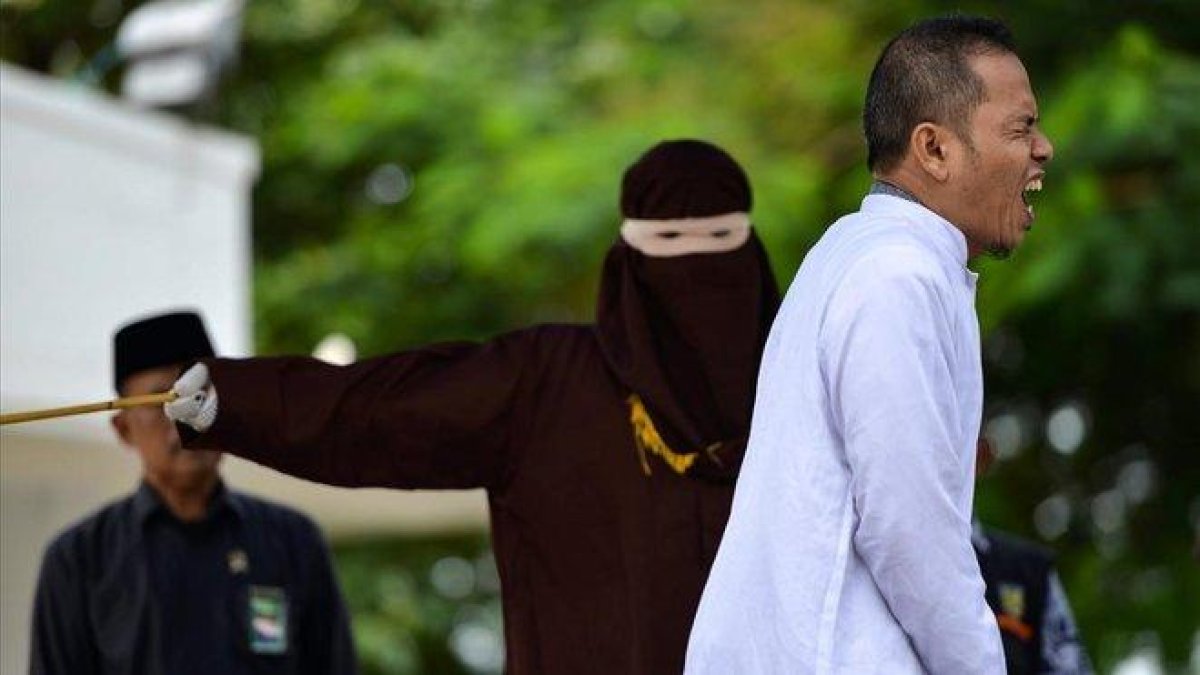 Mukhlis bin Muhammad se duele al encajar un latigazo de la policía de la sharia en la ciudad indonesia de Banda Aceh tras ser sorprendido cometiendo adulterio.-CHAIDEER MAHYUDDIN (AFP)