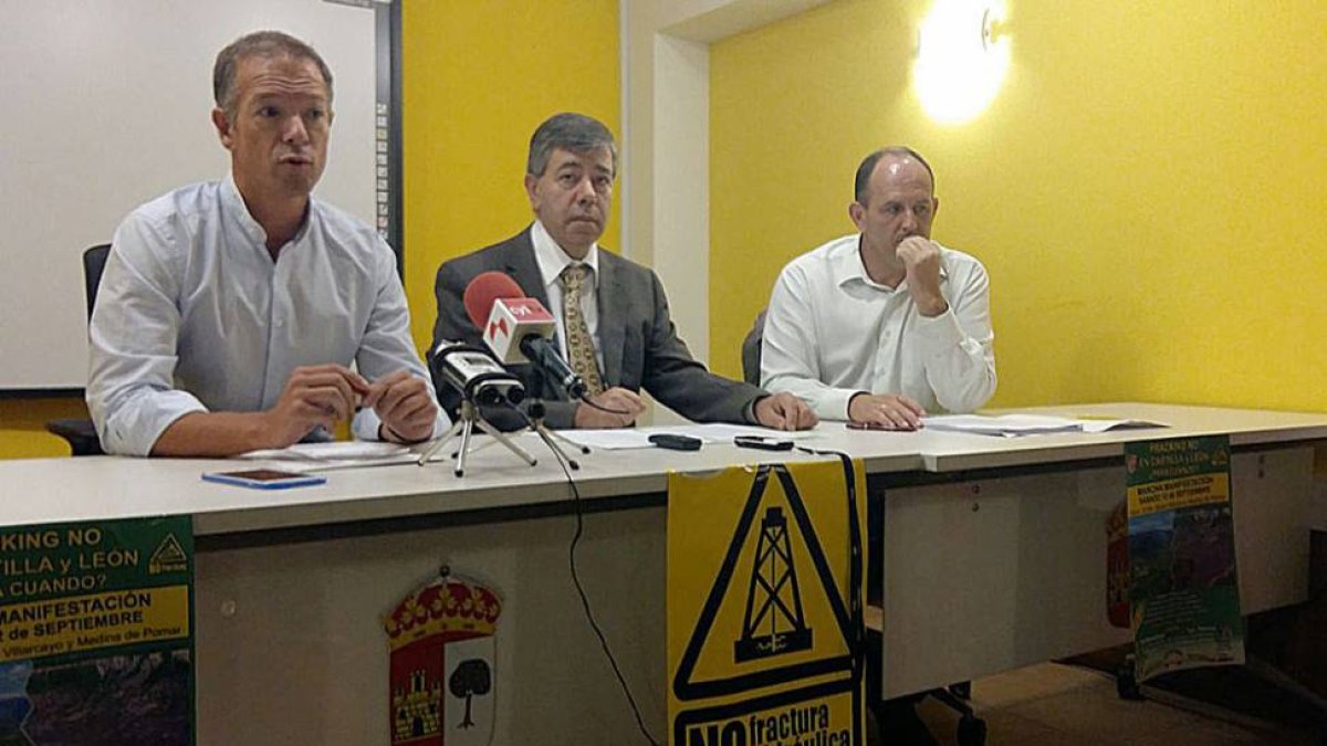 Ander Gil (izq), Isaac Angulo (centro) y José Luis Aceves (dch) explicaron ayer en Medina el contenido de la propuesta.-ECB