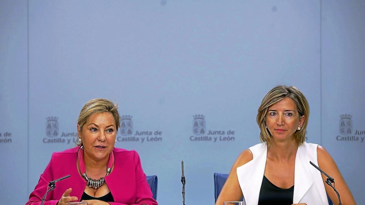 La vicepresidenta de laJunta, Rosa Valdeón, y la consejera de Familia, Alicia García, ayer, tras el Consejo.-ICAL