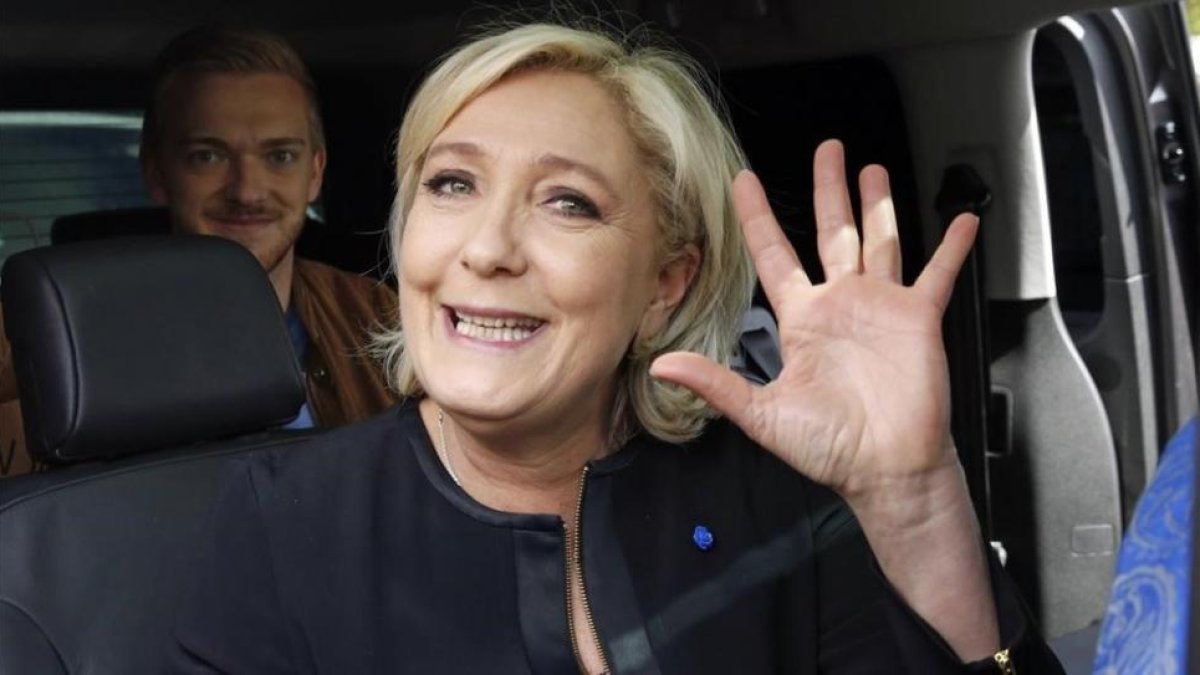 Le Pen, tras una visita a Amiens, el 26 de abril.-GETTY IMAGES / CHESNOT
