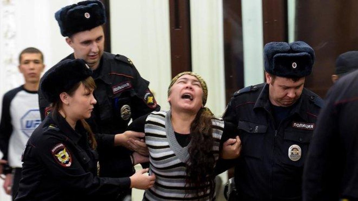 Shokhista Karimova, acusada de estar involucrada en el atentado del metro de San Petersburgo, reacciona al escuchar la sentencia condenatoria del tribunal.-OLGA MALTSEVA (AFP)