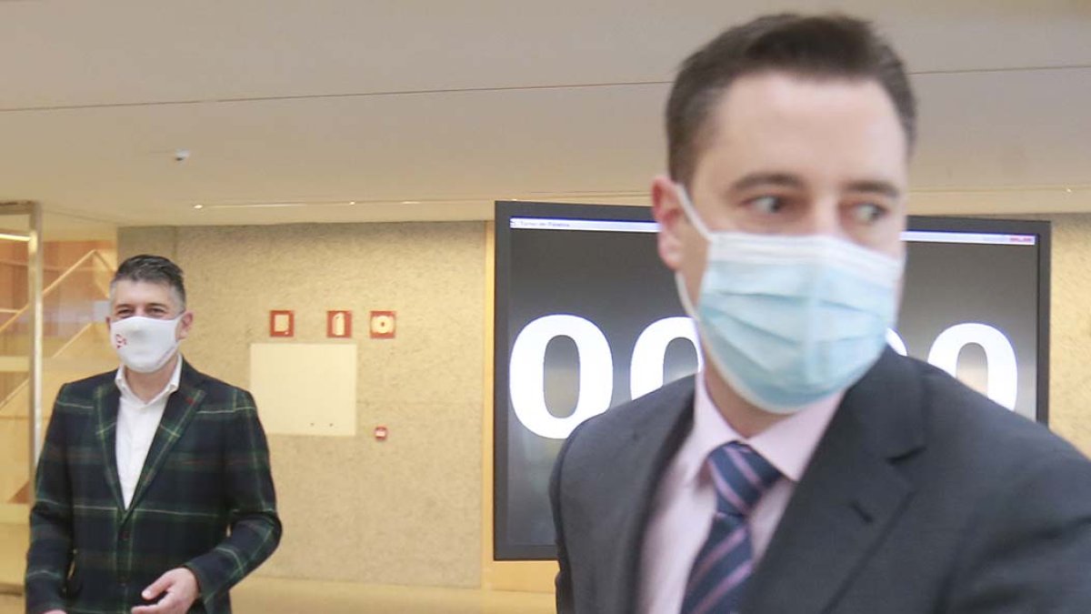 El alcalde junto al portavoz de Cs en el pleno del viernes. R. O.