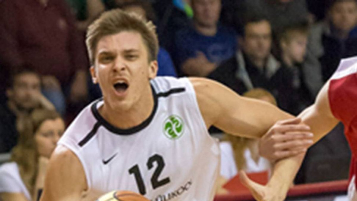 Augustas Peciukevicius fuerza la penetración.-FIBA EUROPE