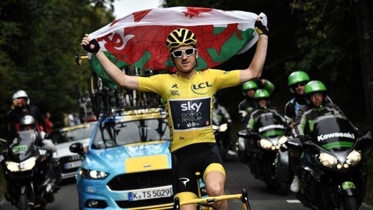 Geraint Thomas exhibe la bandera de gales durante la última etapa del Tour.-MARCO BERTORELLO