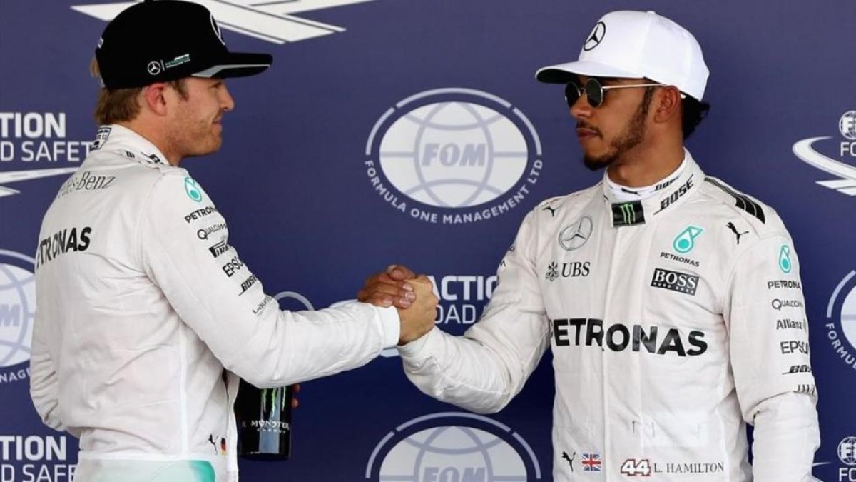 Rosberg (izquierda) felicita a Hamilton tras lograr el británico la 'pole' en México.-AFP