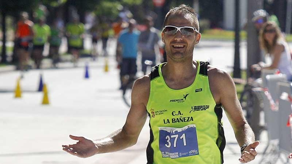 Alejandro Martínez celebra la victoria conseguida ayer a los pies del Museo de la Evolución.-SANTI OTERO