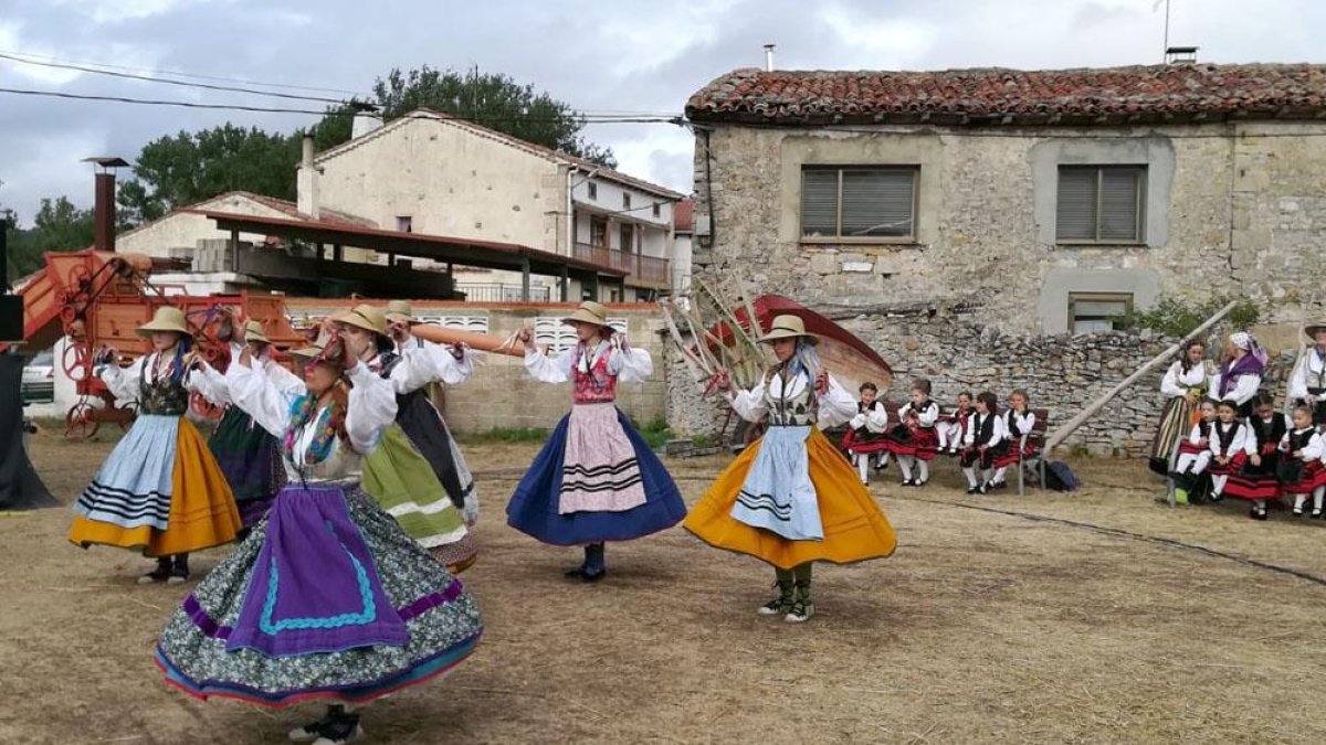 Las danzas clásicas castellanas nunca faltan en esta cita de Mozares con sus usos y costumbres de antaño.-AMIGOS DE MOZARES