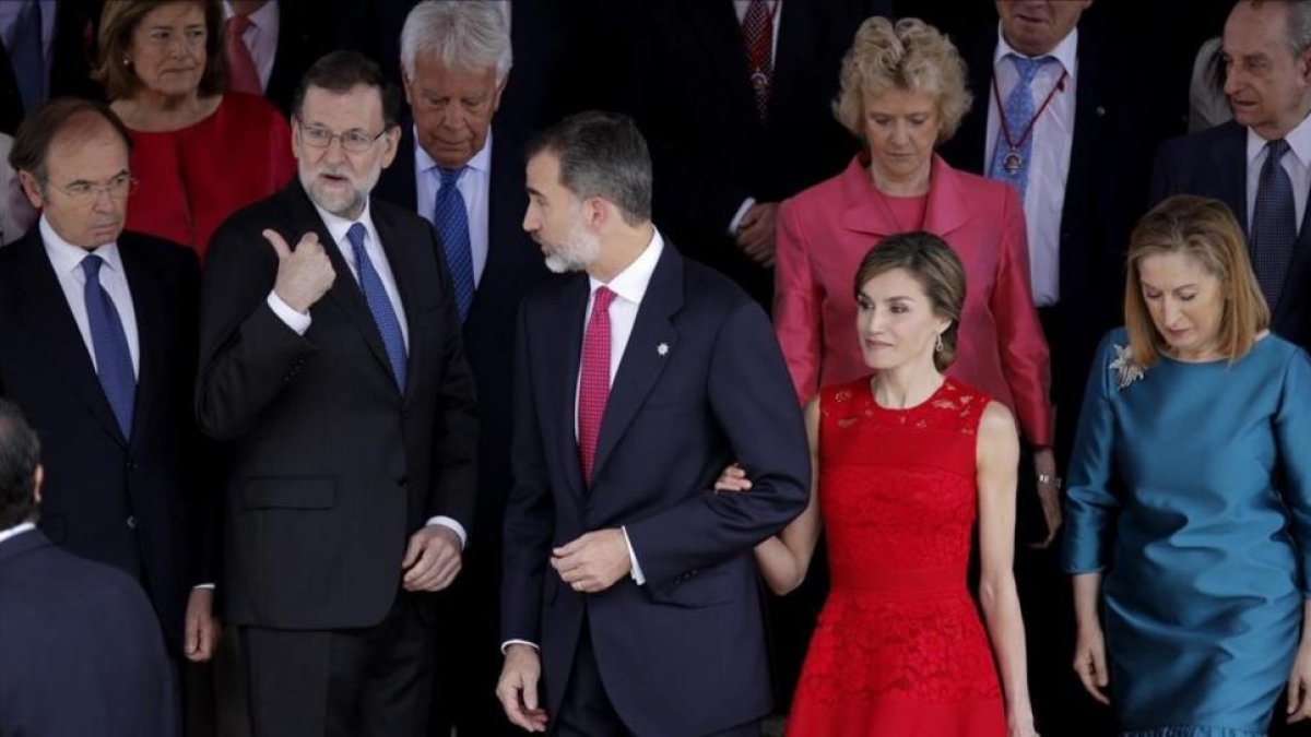 Los Reyes, a su llegada al Congreso para celebrar el 40º aniversario de las primeras elecciones democráticas.-JOSE LUIS ROCA