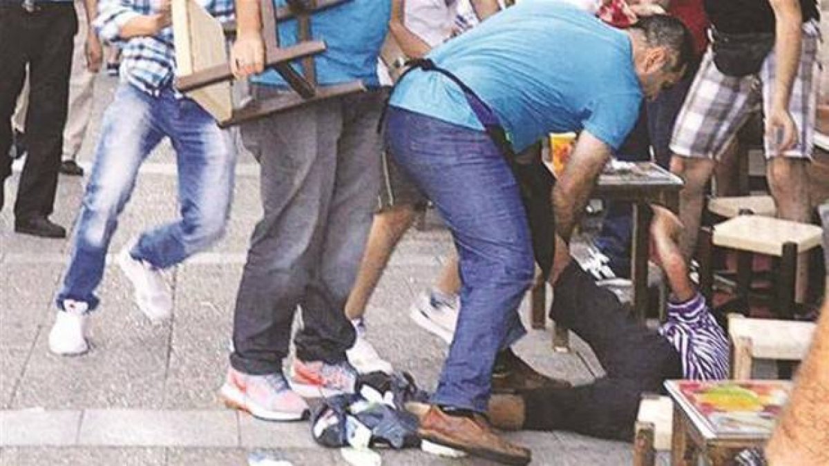 El propietario de un bar y otros hombres fueron los autores de una paliza a un refugiado sirio de apenas ocho años.-Foto: TWITTER