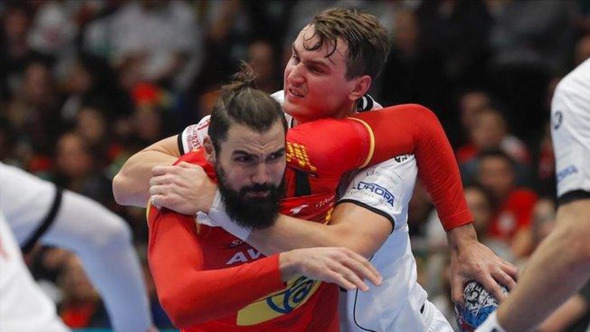 Maqueda recibe el placaje defensivo de Kasparek en un momento del encuentro-VALDRIN XHEMAJ (EFE)