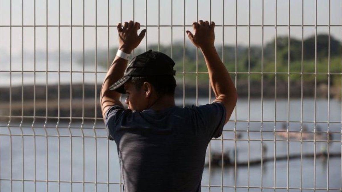 Un migrante en la frontera guatemalteca.-AFP