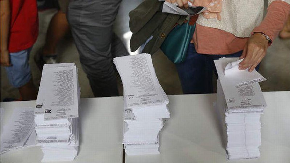 Papeletas electorales en un colegio de Barcelona.-JULIO CARBO