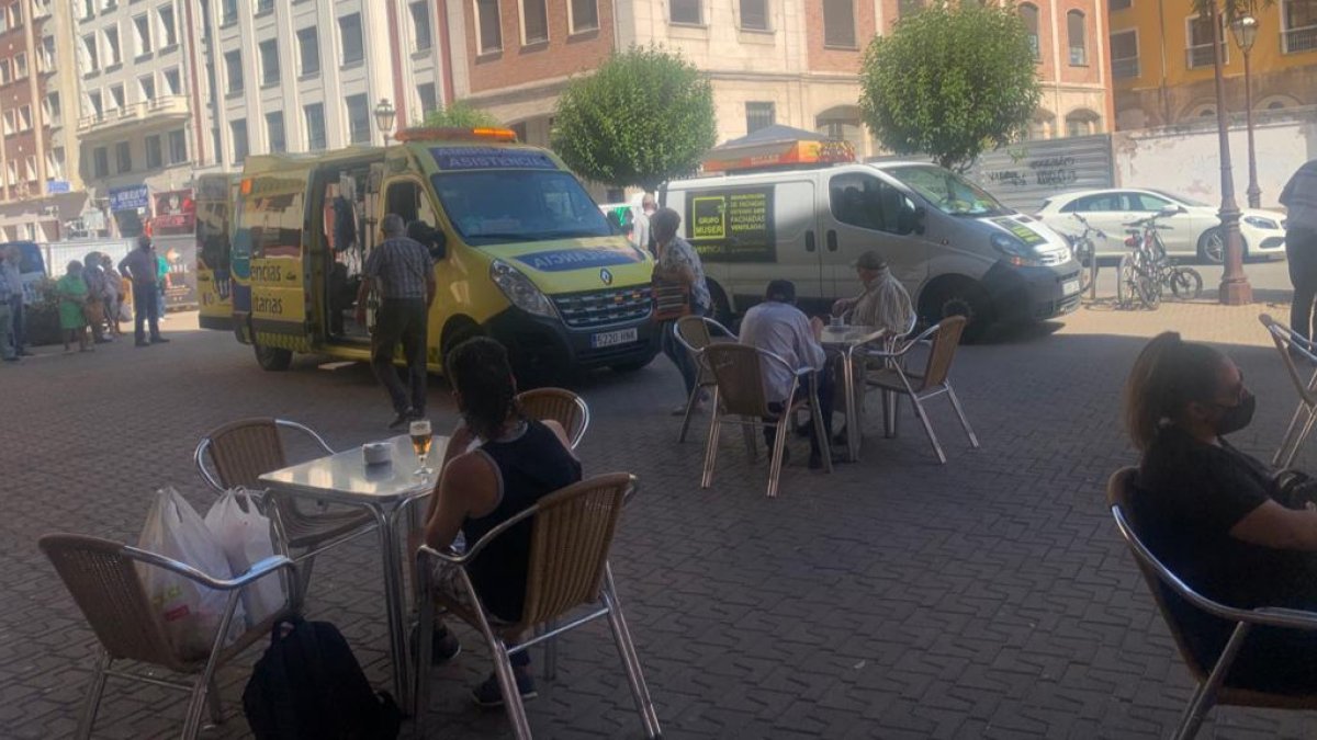 Una ambulancia se desplazó a la calle Miranda para atender a la mujer herida. ECB