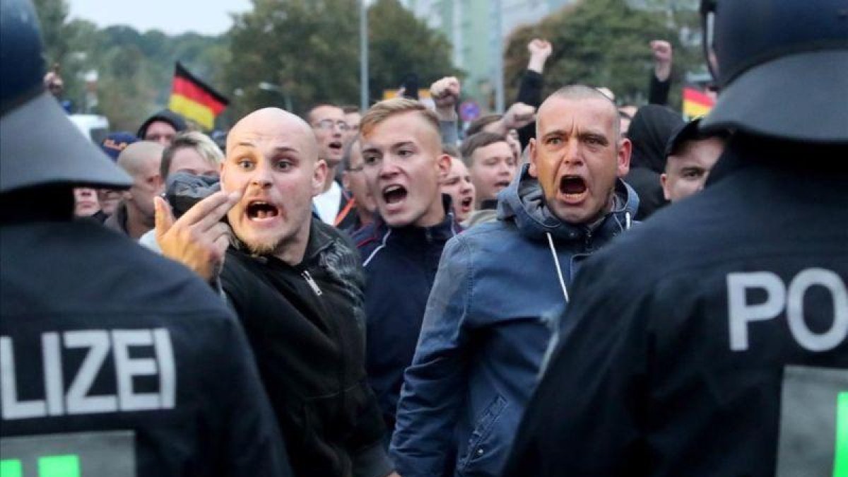 Manifestantes del partido de extrema derecha Alternativa para Alemania (AfD) en Chemnitz.-MARTIN DIVISEK (EFE)