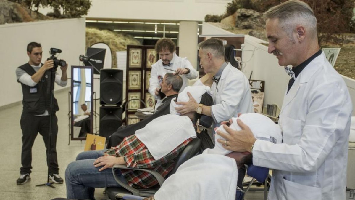 Los sillones de la barbería no tuvieron tiempo de enfriarse y desde las seis hasta las ocho y media desfilaron hombres valientes y solidarios.-Santi Otero