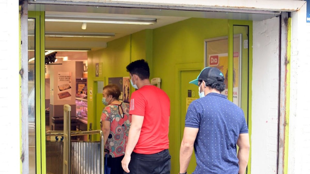 Dos personas entran en un supermercado en Aranda. ICAL