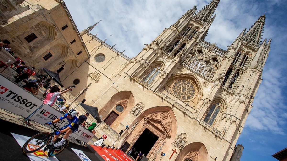 Un participante toma la salida en la contrarreloj celebrada en Burgos el pasado sábado. SANTI OTERO
