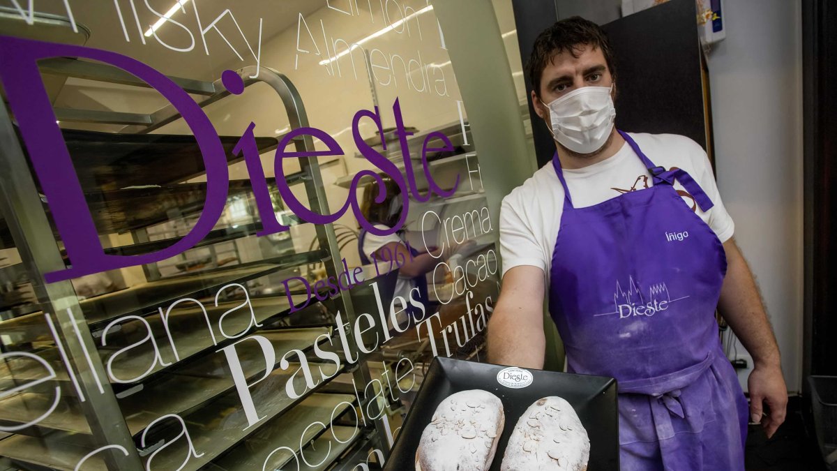 Si hay un pastel que no puede faltar en las vitrinas de cualquier confitería burgalesa, es el chevalier. TOMÁS ALONSO