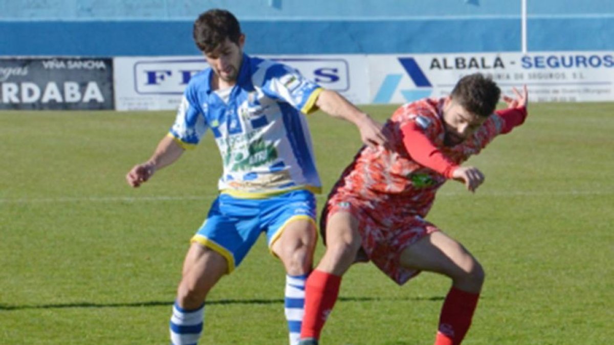 Ruba pugna por el esférico junto a un jugador del Guijuelo-Alberto Calvo