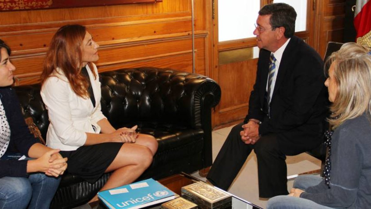 La presidenta de Unicef en Castilla y León, Pepa Pequeño (segunda por la izquierda), durante su encuentro con César Rico.-ECB
