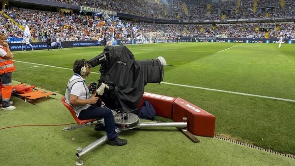 Camara de television siguiendo en La Rosaleda el partido de liga entre el Malaga y el FC Barcelona.-JORDI COTRINA