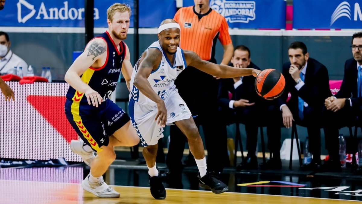 McFadden se marcha de Palsson por velocidad. / ALBERT MARTÍN / ACB PHOTO