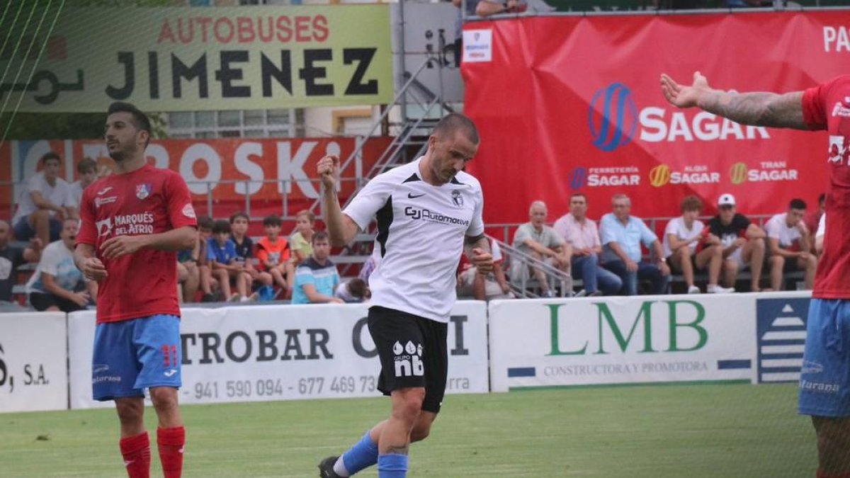 Borja Sánchez celebra un gol.-BURGOS CF