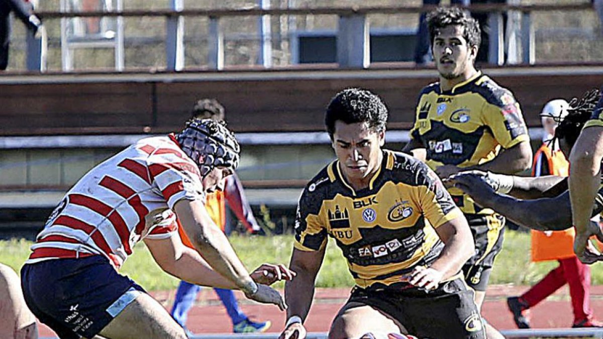 Shane Imo se dispone a entrar en el ruck durante un lance del partido disputado ayer en As Lagoas.-FARO DE VIGO