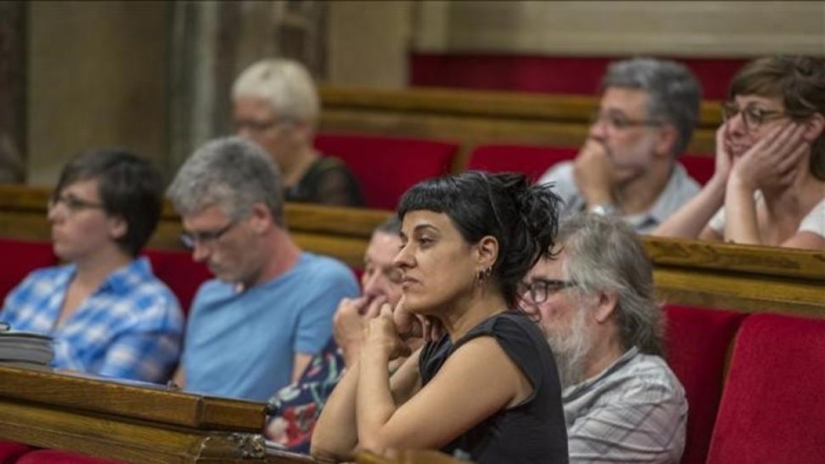 Los diputados de la CUP, en sus escaños del Parlament.-FERRAN SENDRA