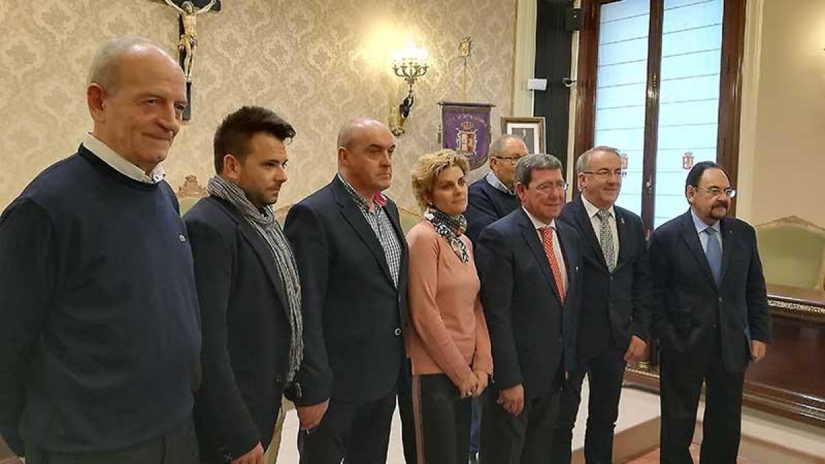 Rico (centro), con los responsables de los diferentes grupos de acción local tras la firma del convenio con el que se renueva una nueva aportación provincial.-ECB
