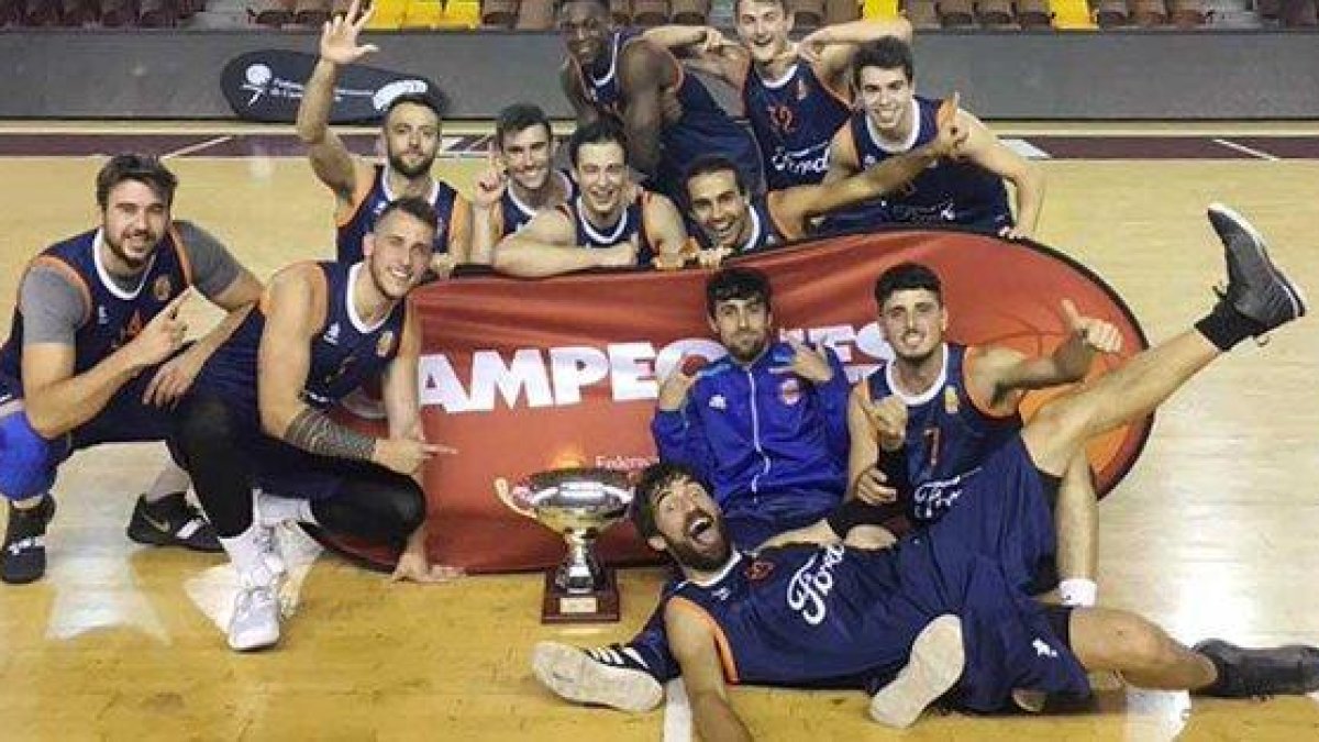 Los jugadores del UBU Tizona celebran el título de Copa conseguido en León.-FBCYL