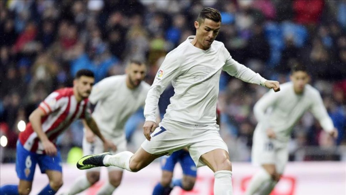 Cristiano Ronaldo lanza el penalti con el que marcó el sábado el primer gol al Sporting.-AFP / JAVIER SORIANO