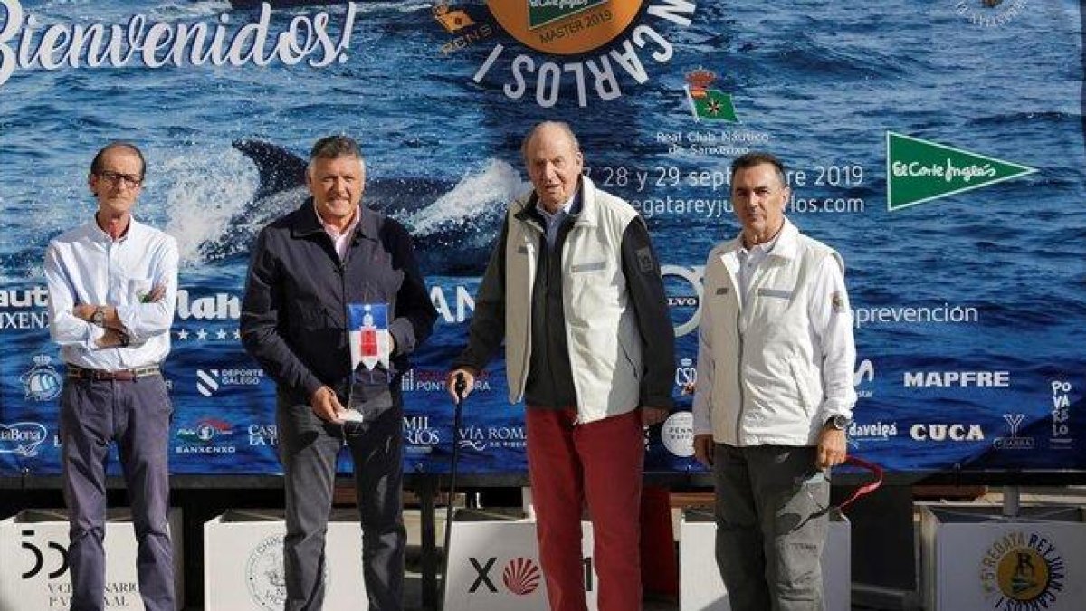Juan Carlos ha estado acompañado, entre otros, de Telmo Martin, alcalde de Sanxenxo y Pedro Campos, presidente del del Real Club Nautico de la localidad gallega.-EFE / SALVADOR SAS