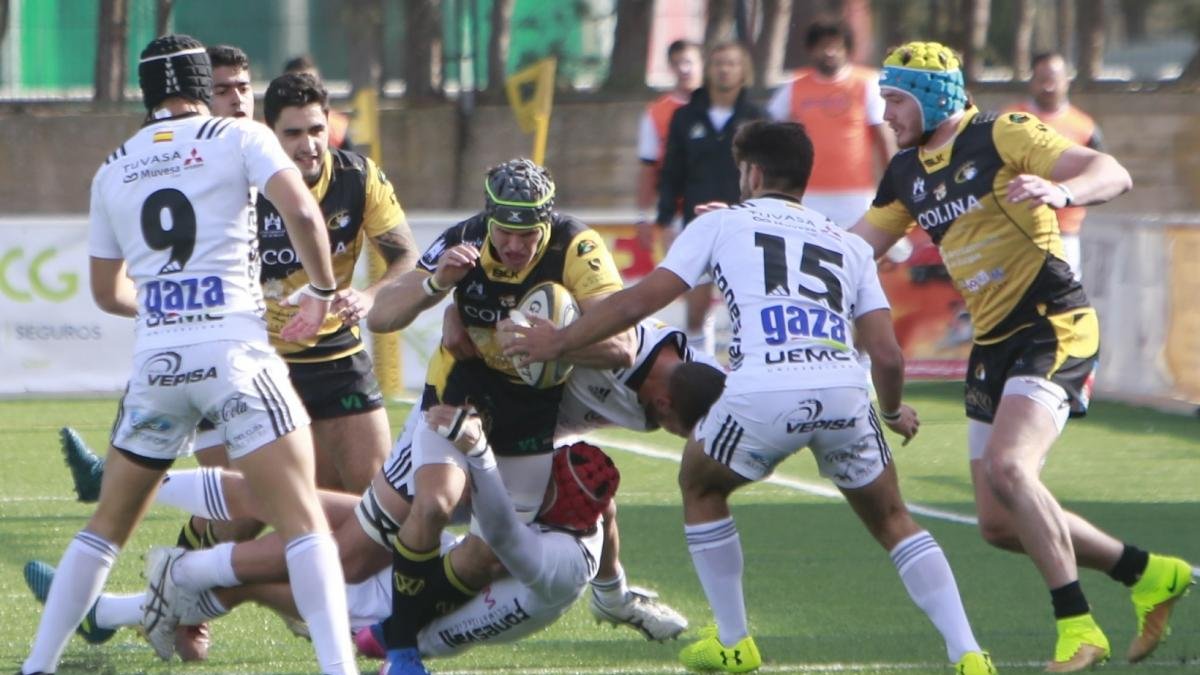 Kleynhans busca el intervalo a pesar del esfuerzo defensivo de El Salvador en el choque disputado en San Amaro.-RAÚL OCHOA