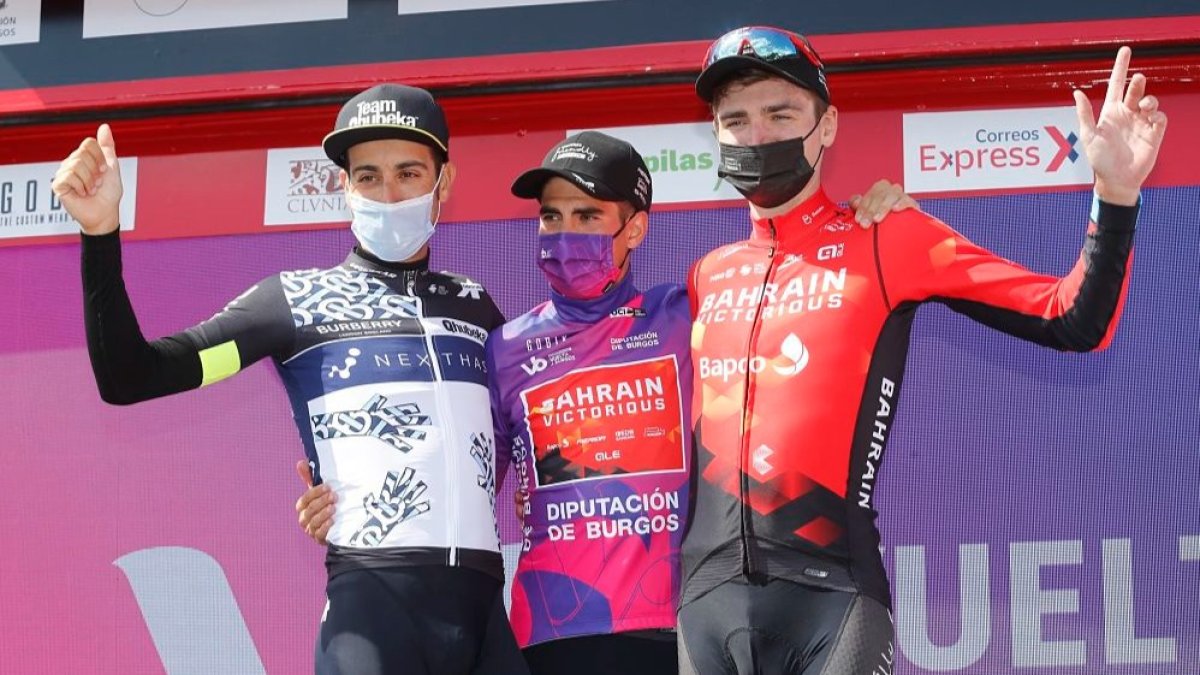 El podio final de la Vuelta a Burgos con Mikel Landa como campeón, Fabio Aru en segundo lugar y tercero para Mark Padun. SANTI OTERO