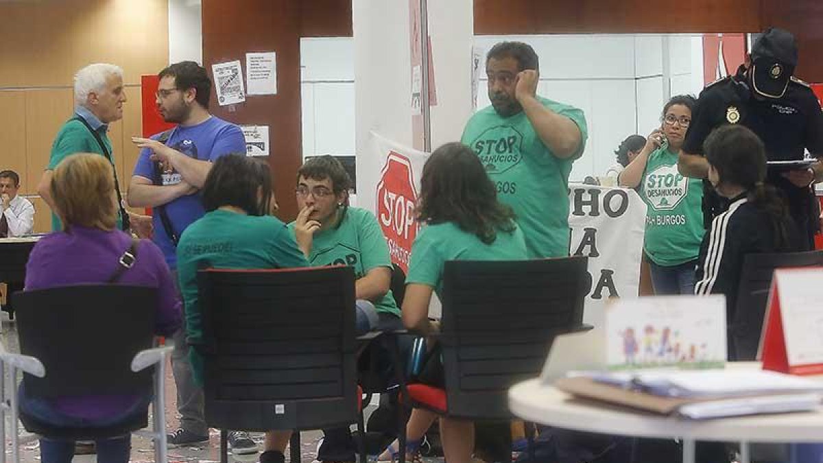 Varios miembros de la PAHBurgos protestan en una oficina bancaria.-RAÚL G. OCHOA