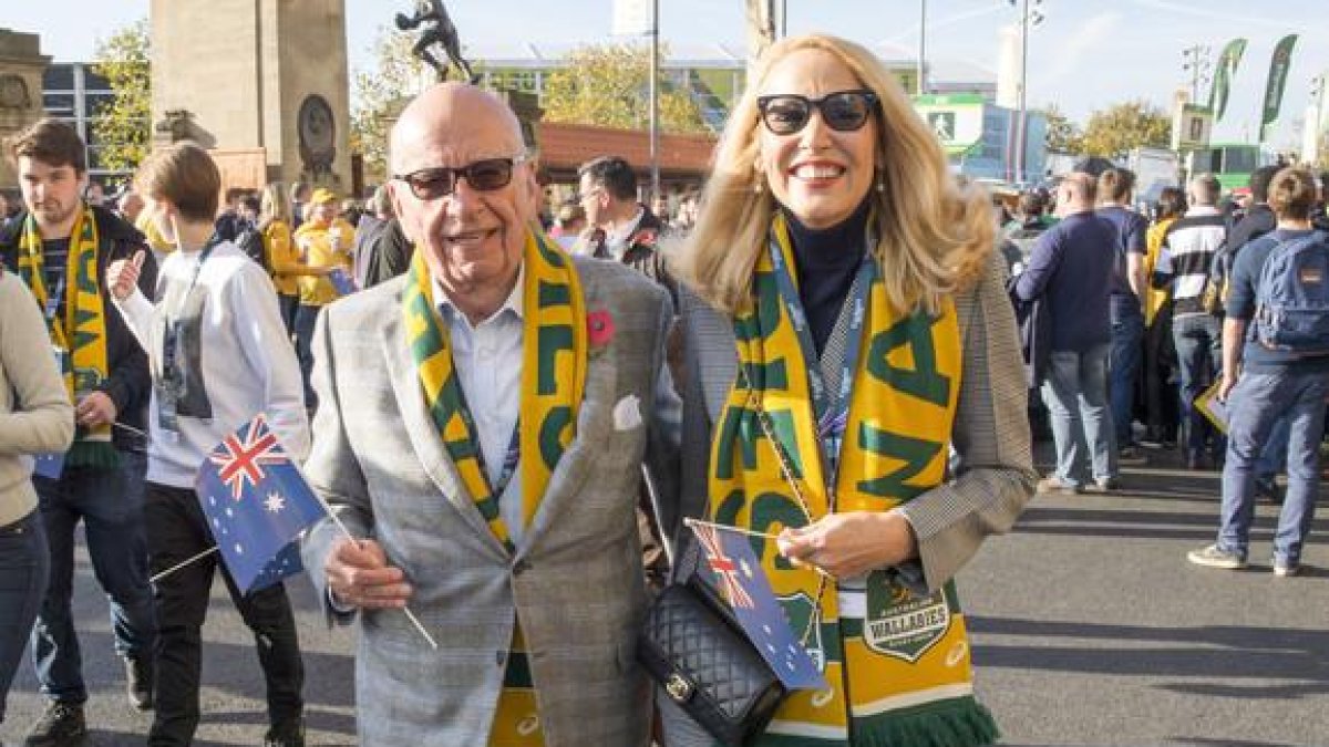 Rupert Murdoch y Jerry Hall, en el estadio de Twickenham (Londres), antes d la final del Mundial de rugbi entre Australia y Nueva Zelanda, el 31 de octubre del 2015.-AP / ARTHUR EDWARDS