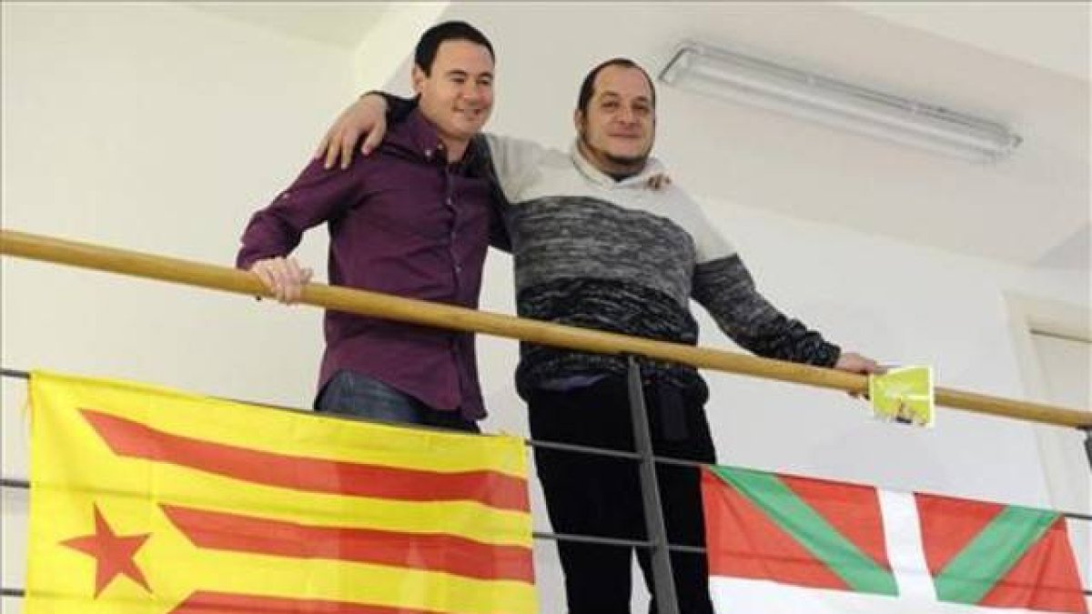 El presidente de Sortu y parlamentario de EH Bildu, Hasier Arraiz (izquierda), y el diputado de la CUP, David Fernández en Vitoria.-EFE/JOSÉ RAMÓN GÓMEZ