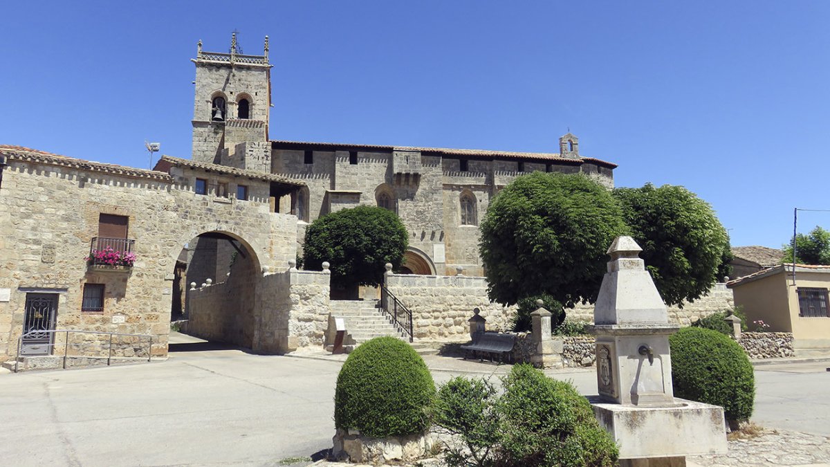 La iglesia de Santa Eugenia y el conjuradero (izquierda) son los bienes monumentales más representativos de Villegas. DARÍO GONZALO