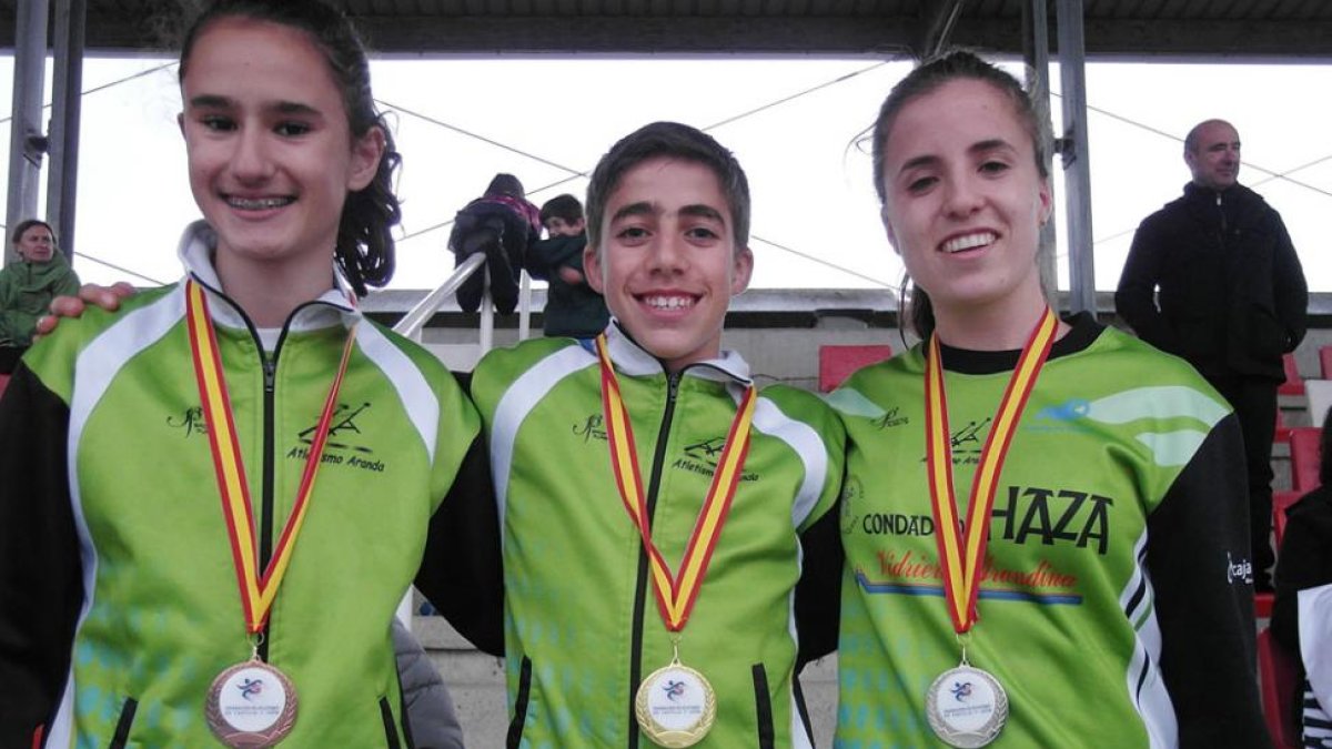 Los atletas del Condado de Haza arandino Rubén Álvarez (oro), Lorena Villagra (plata) y Laura Herrero (bronce)-ECB
