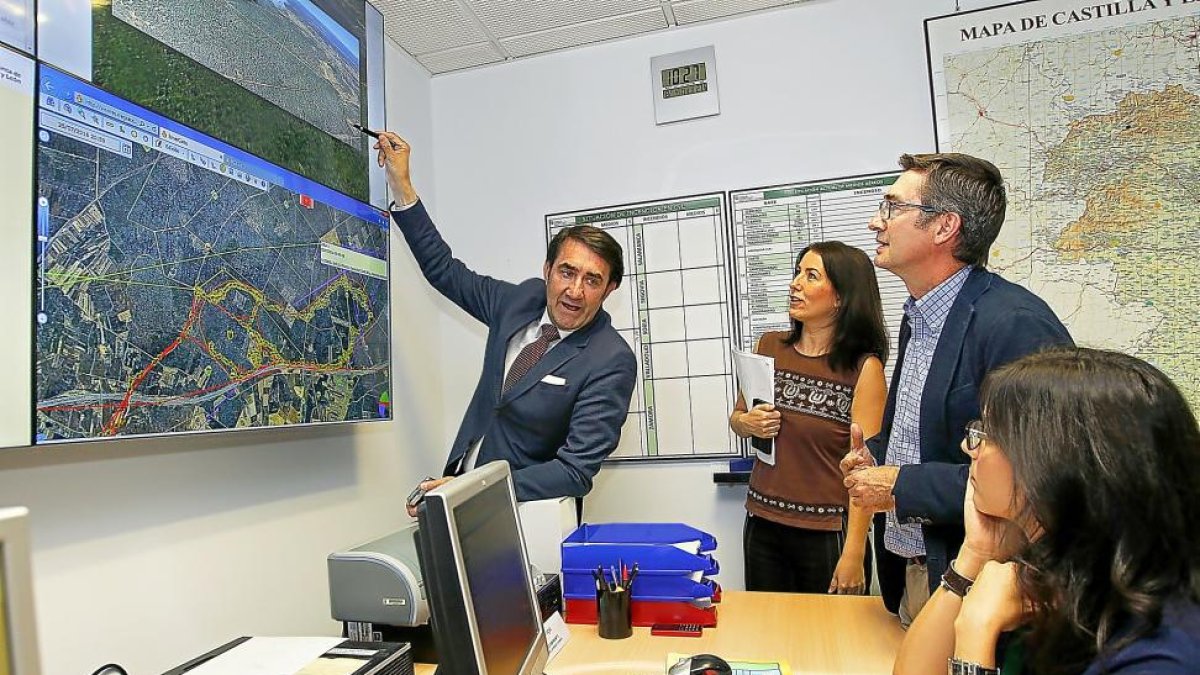 El consejero con Teresa Mompín y José Ángel Arranz en el Centro Autonómico de Mando.-J. M. LOSTAU