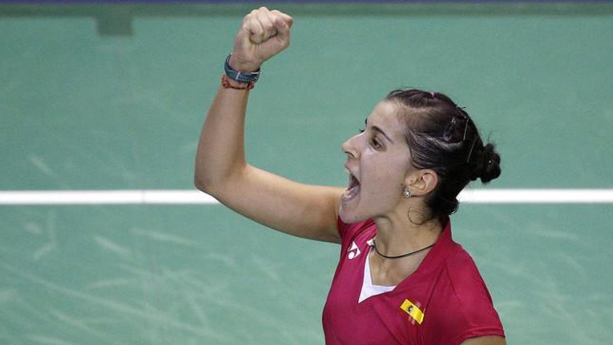 Carolina Marín, feliz tras imponerse a la taiwanesa Tzu Ying Tai en semifinales del Abierto de París.-EFE / YOAN VALAT