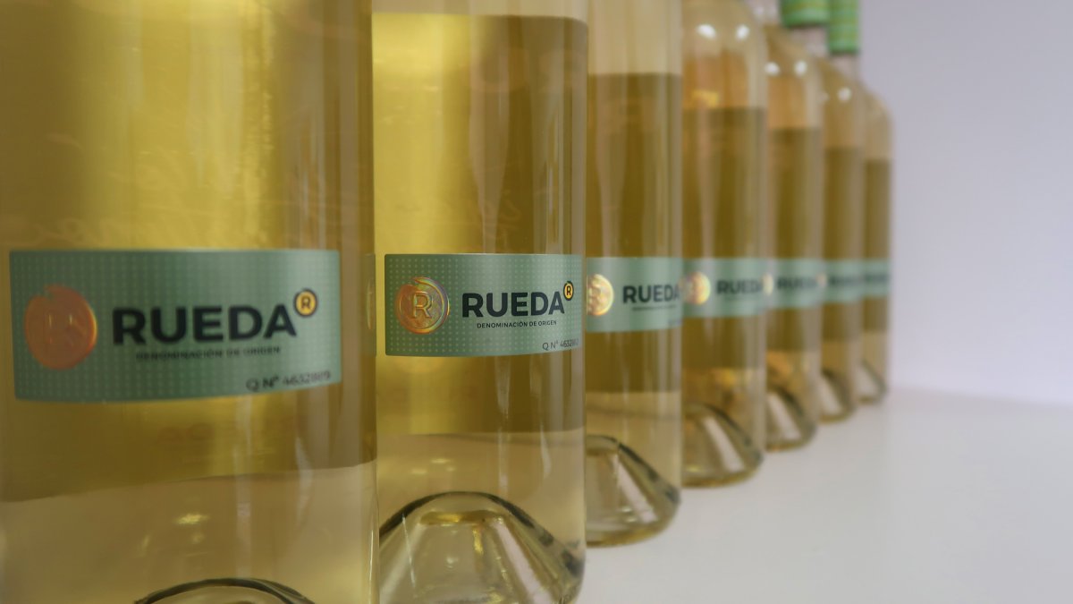 Contraetiquetas de la DO Rueda en varias botellas.