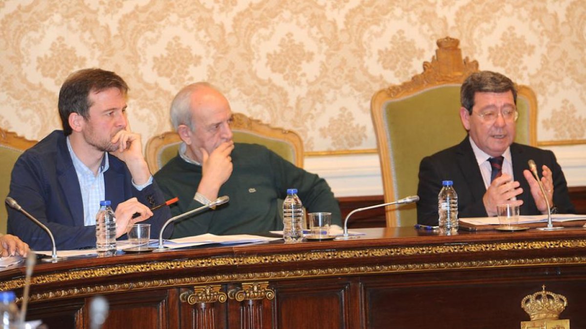 Rico (dch.) explicó que el decreto aprobado ayer «no es un nombramiento sino que delega» funciones a Suárez (izq).-I. L.M.