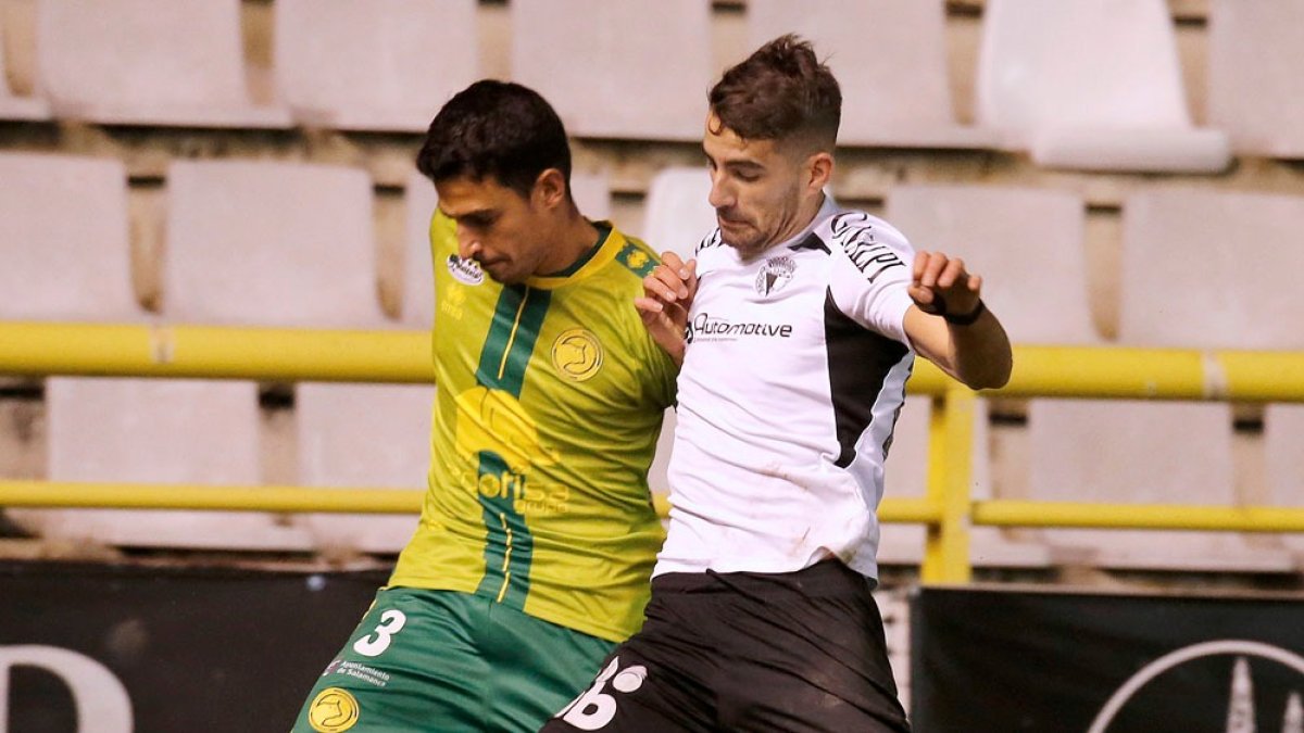 Undabarrena lucha por un balón con un rival. SANTI OTERO
