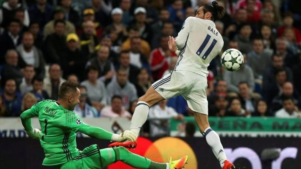 Malarz, el portero del Legia, sale ante Gareth Bale.-EFE / SERGIO PEREZ