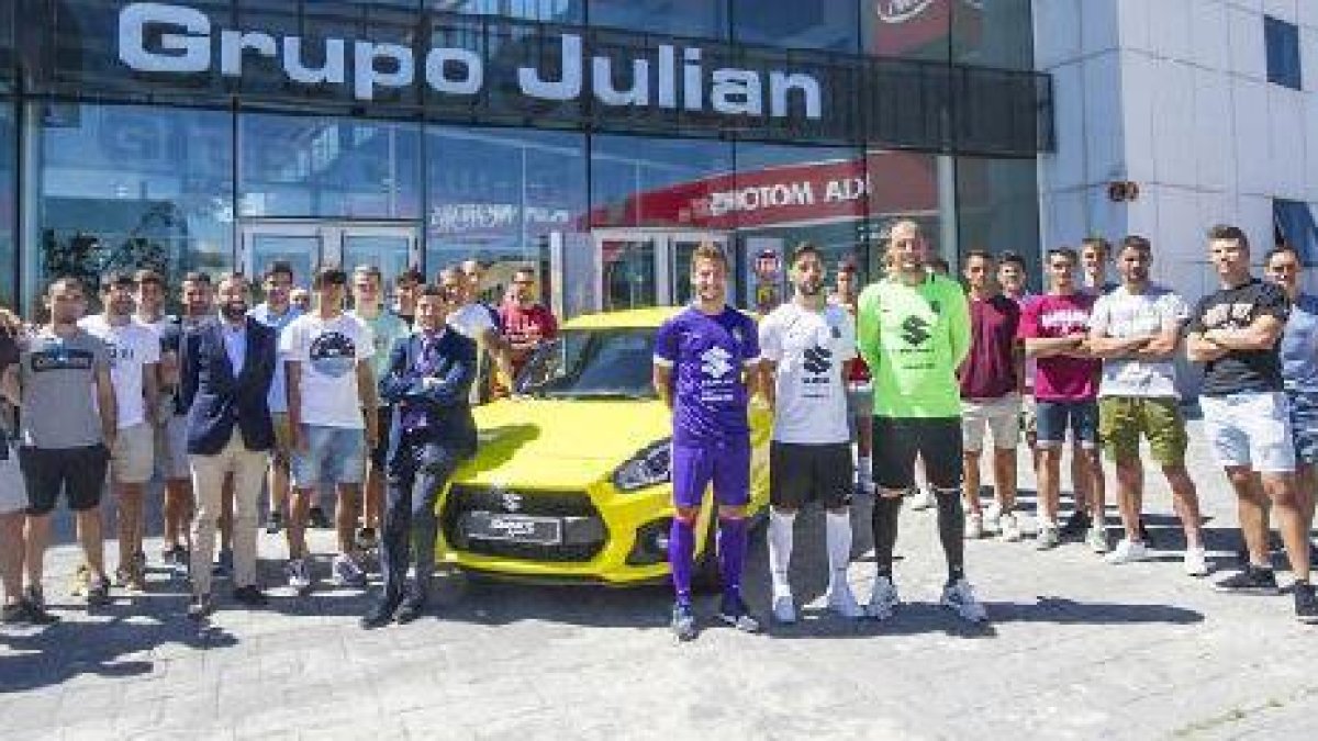 La plantilla posa tras el acto con Beobide, Andrés y Mikel Saizar en cabeza con las equipaciones nuevas.-ISRAEL L. MURILLO